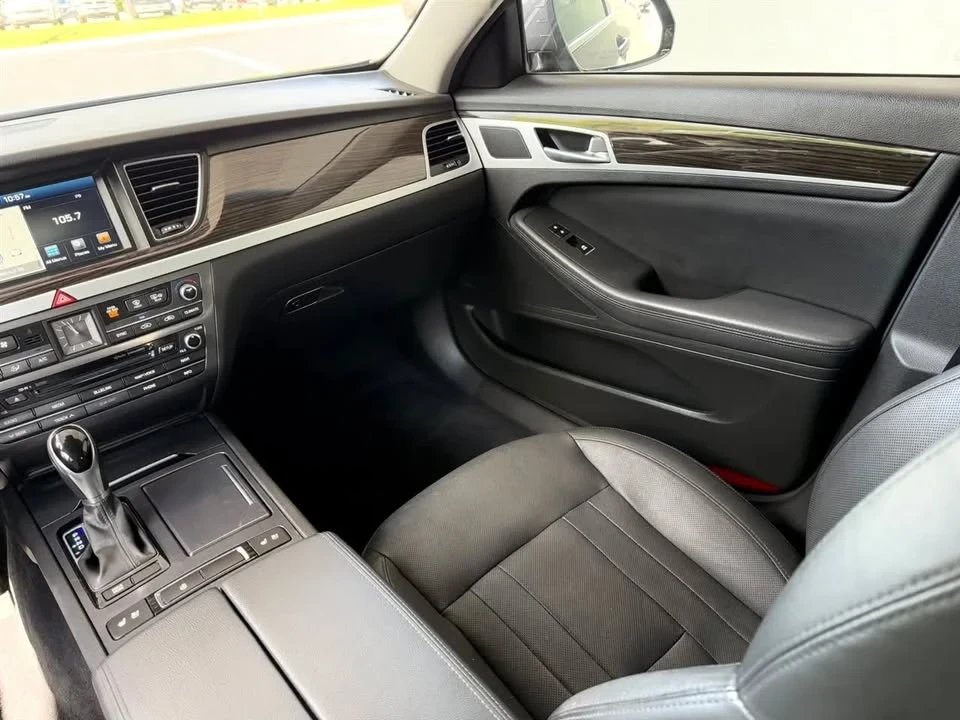2015 Hyundai Genesis - Image 17 of 20