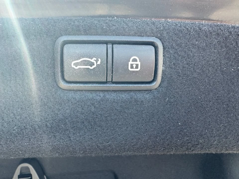2015 Hyundai Genesis - Image 9 of 20