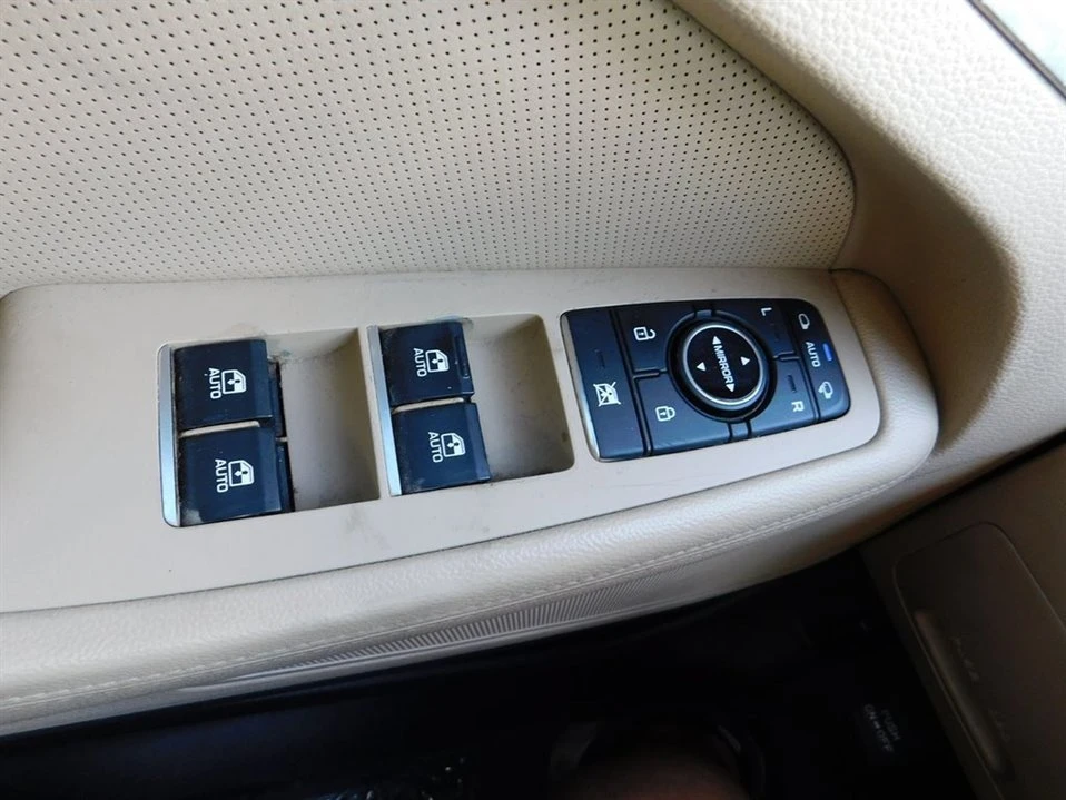 2015 Hyundai Genesis - Image 18 of 20