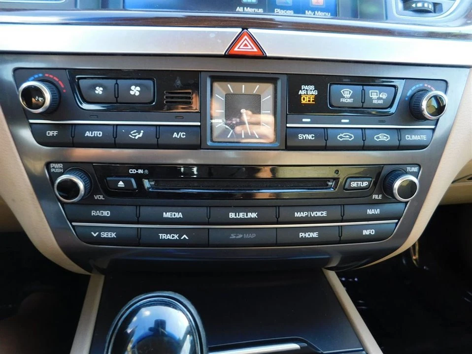2015 Hyundai Genesis - Image 11 of 20
