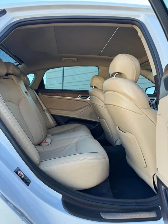 2015 Hyundai Genesis - Image 11 of 16