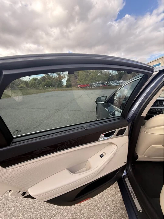 2015 Hyundai Genesis - Image 11 of 19