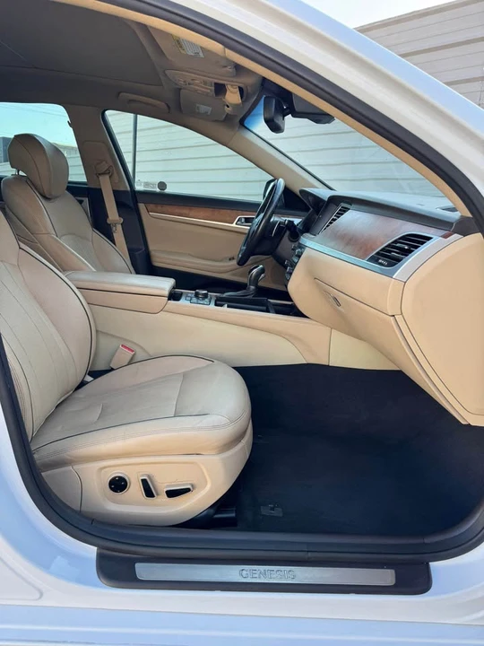 2015 Hyundai Genesis - Image 13 of 16