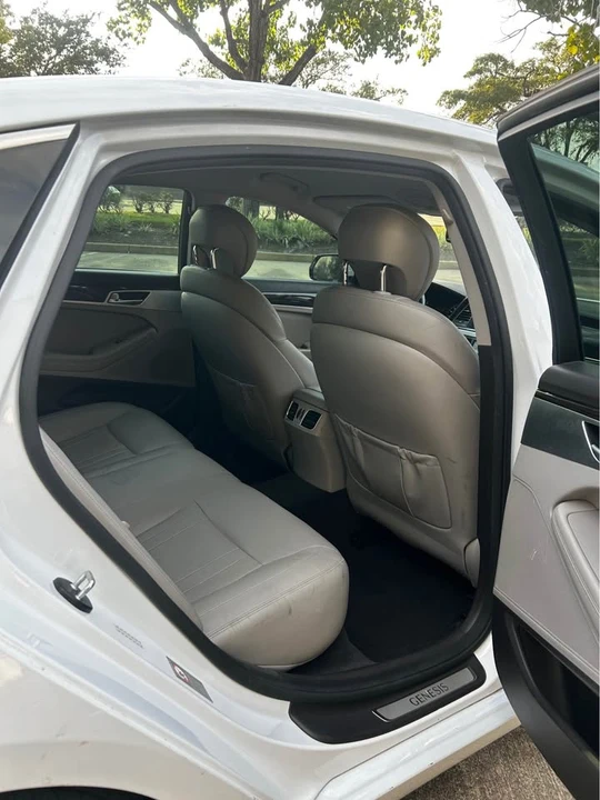 2015 Hyundai Genesis - Image 10 of 13