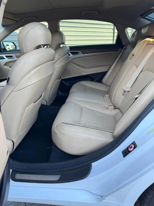 2015 Hyundai Genesis - Image 12 of 16