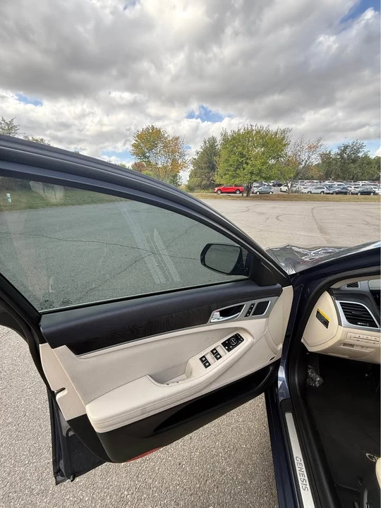 2015 Hyundai Genesis - Image 14 of 19