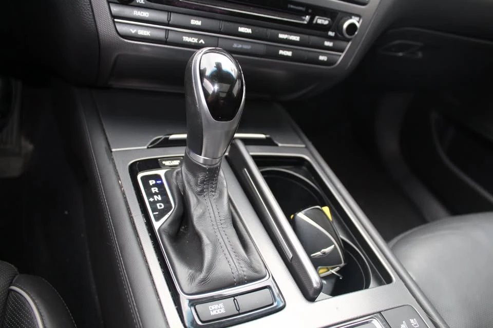 2015 Hyundai Genesis - Image 17 of 20