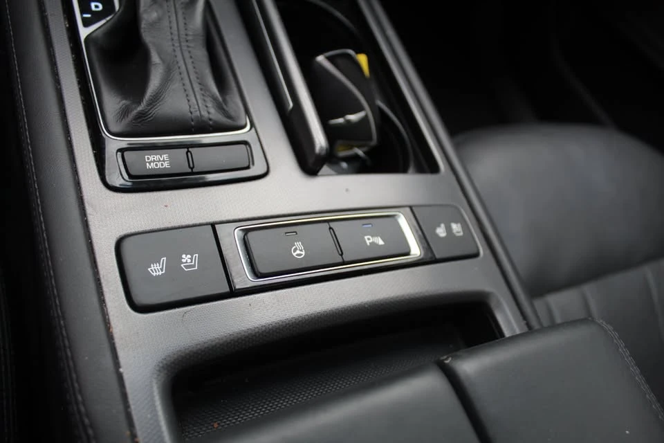 2015 Hyundai Genesis - Image 16 of 20