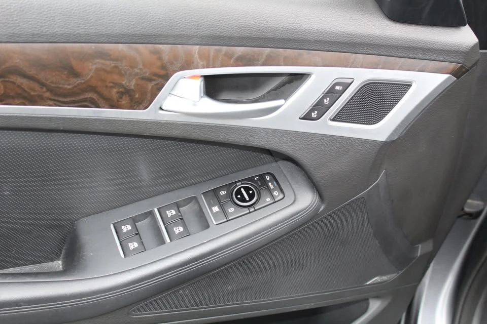2015 Hyundai Genesis - Image 11 of 20
