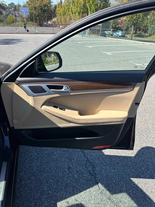 2015 Hyundai Genesis - Image 15 of 18