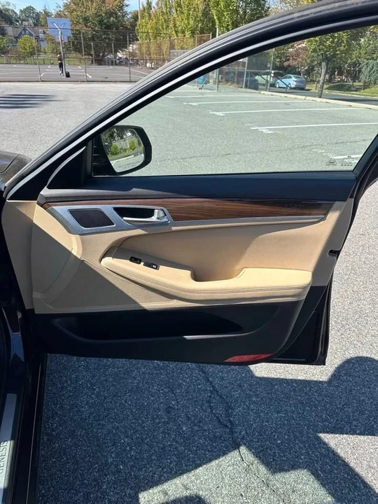 2015 Hyundai Genesis - Image 15 of 18