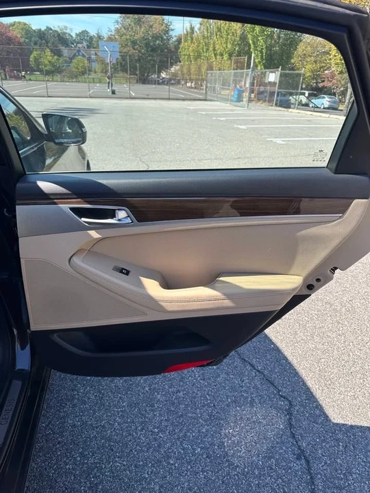 2015 Hyundai Genesis - Image 13 of 18