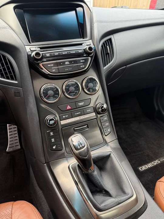 2015 Hyundai Genesis - Image 12 of 15