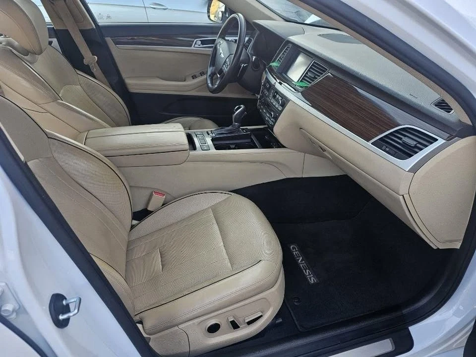 2015 Hyundai Genesis - Image 15 of 20