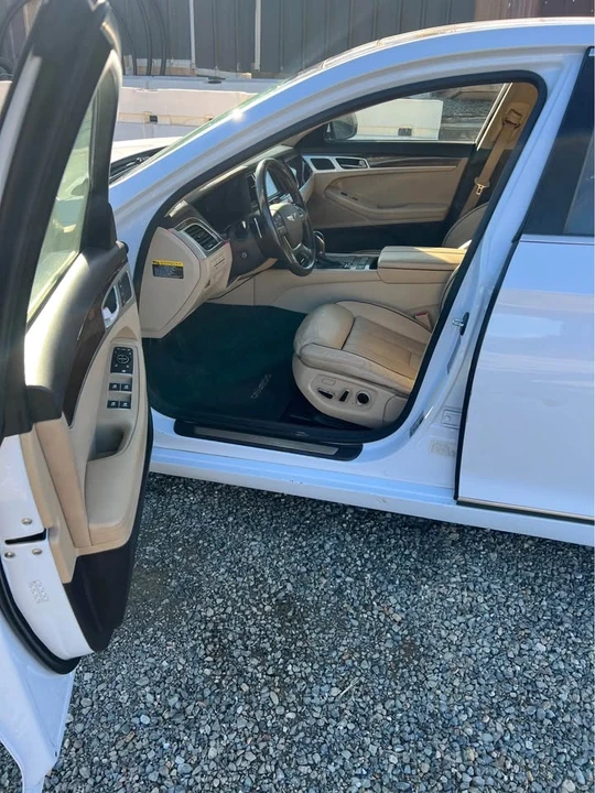2015 Hyundai Genesis - Image 10 of 11