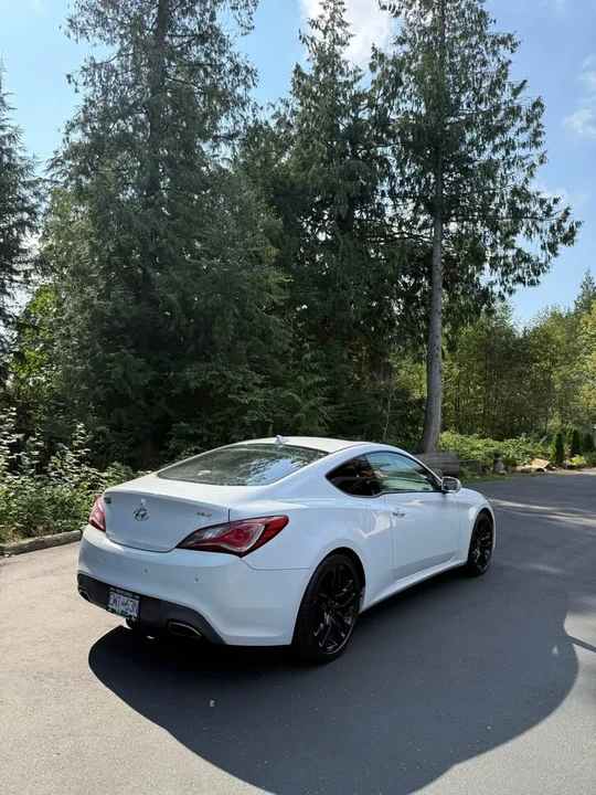 2015 Hyundai Genesis - Image 8 of 15