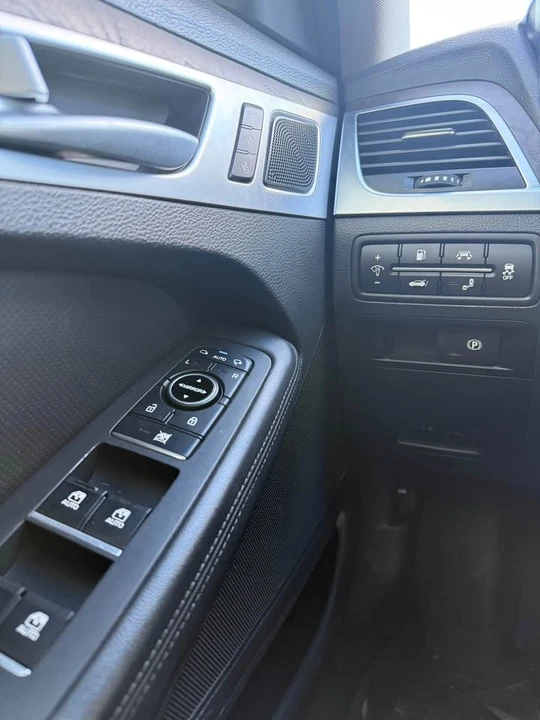 2015 Hyundai Genesis - Image 11 of 14