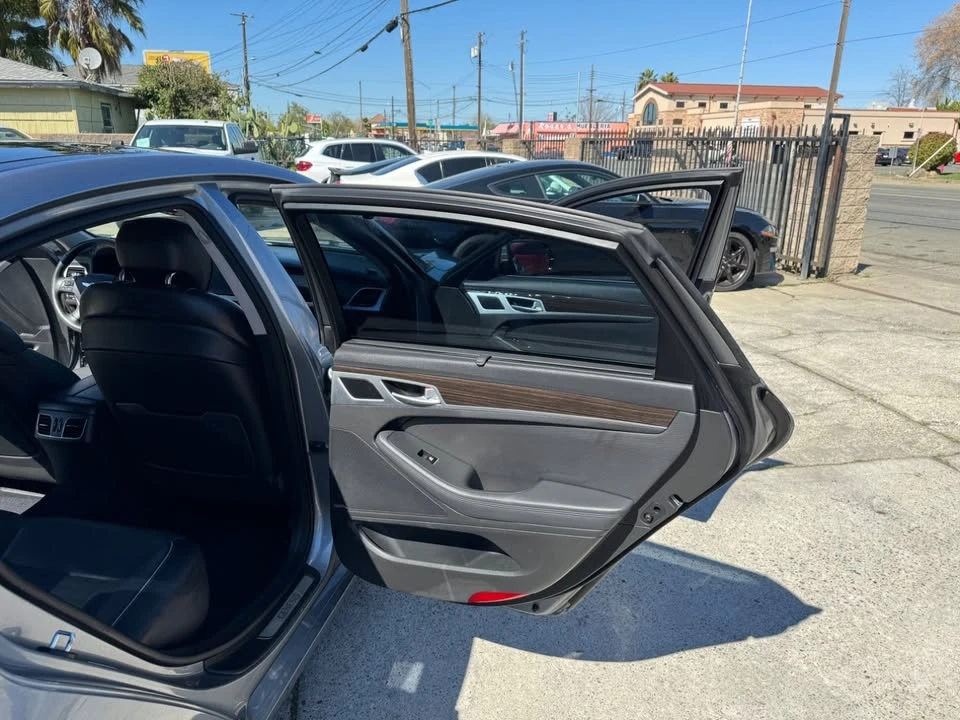 2015 Hyundai Genesis - Image 15 of 19