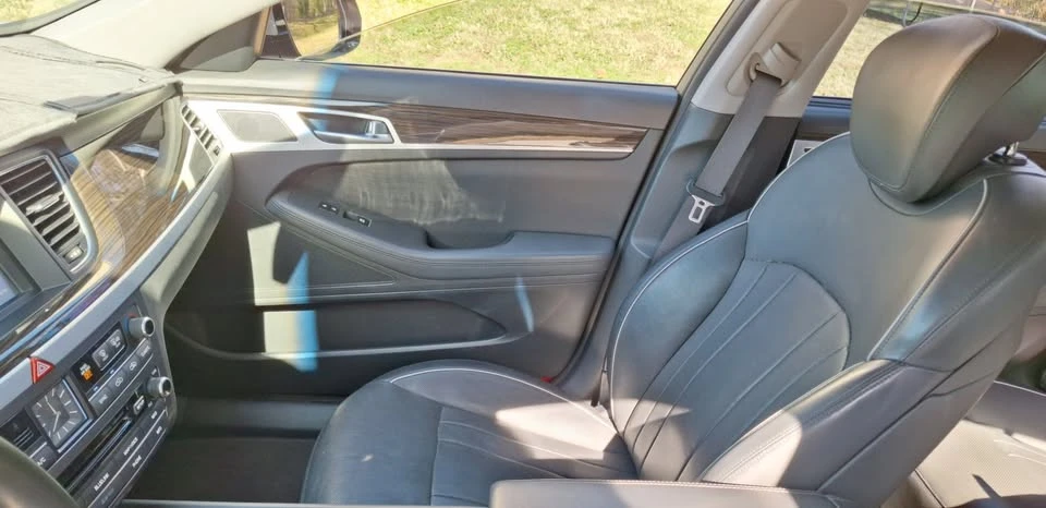 2015 Hyundai Genesis - Image 15 of 20