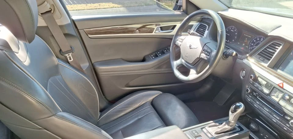 2015 Hyundai Genesis - Image 14 of 20