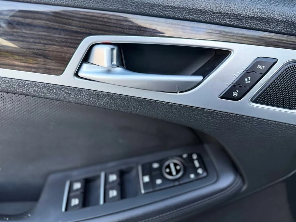 2015 Hyundai Genesis - Image 16 of 20