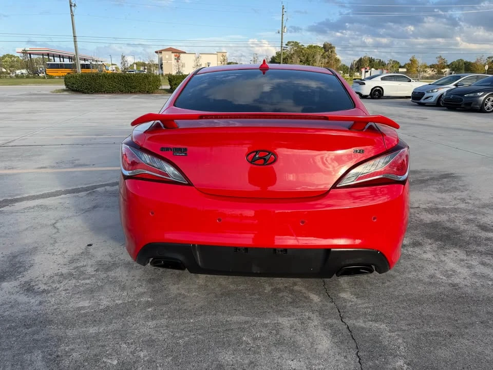 2015 Hyundai Genesis - Image 10 of 17