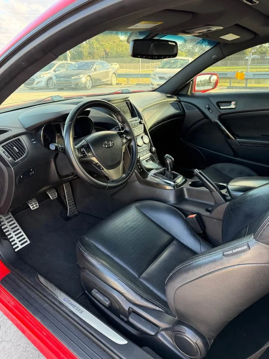 2015 Hyundai Genesis - Image 13 of 17