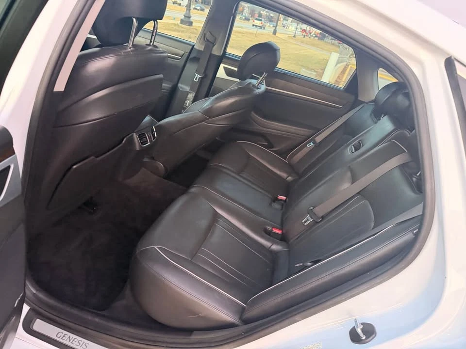 2015 Hyundai Genesis - Image 15 of 19