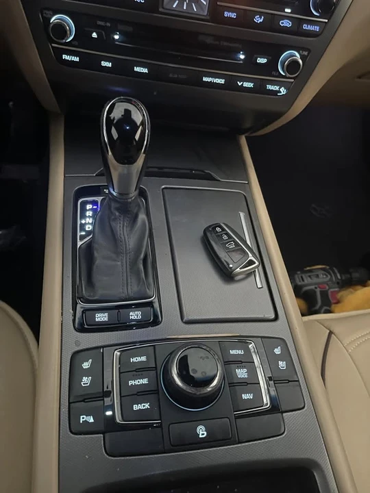 2015 Hyundai Genesis - Image 11 of 17