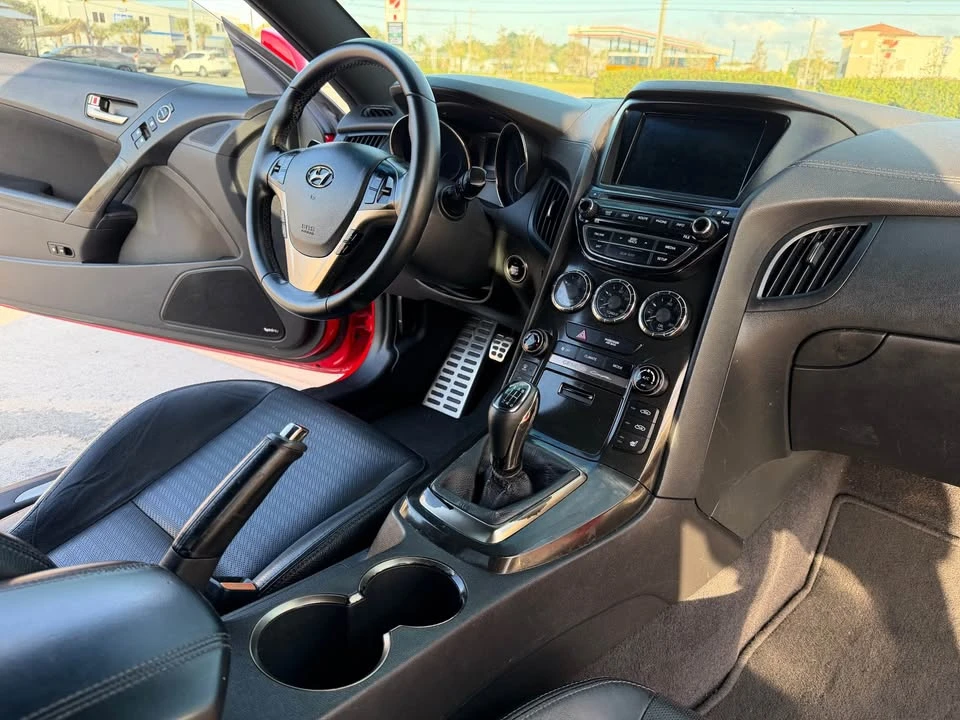 2015 Hyundai Genesis - Image 15 of 17