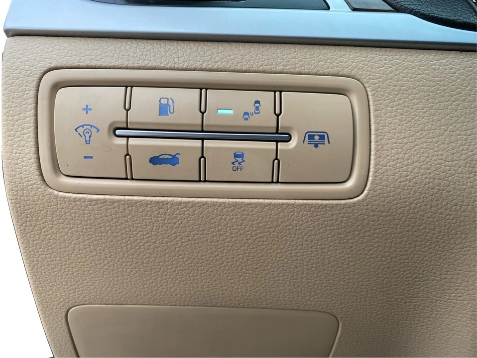 2015 Hyundai Genesis - Image 17 of 19