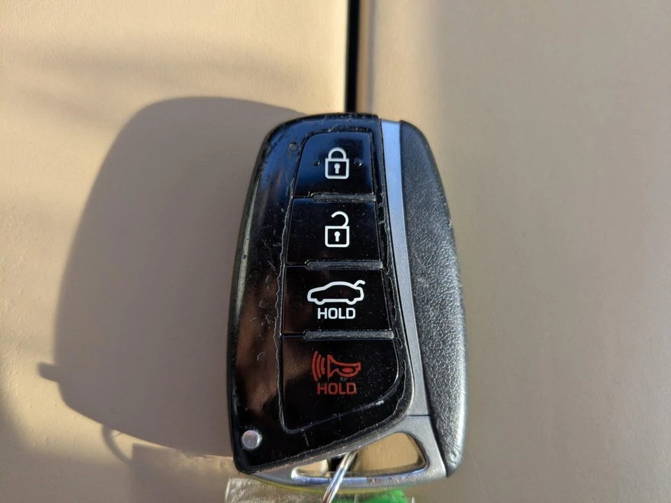 2015 Hyundai Genesis - Image 14 of 20