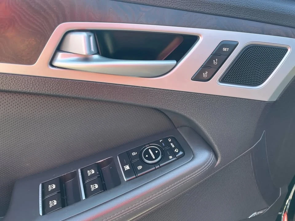 2015 Hyundai Genesis - Image 19 of 20