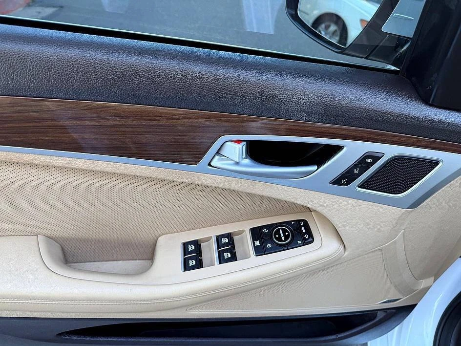 2015 Hyundai Genesis - Image 12 of 19