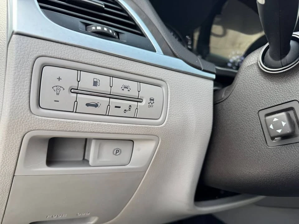 2015 Hyundai Genesis - Image 9 of 13
