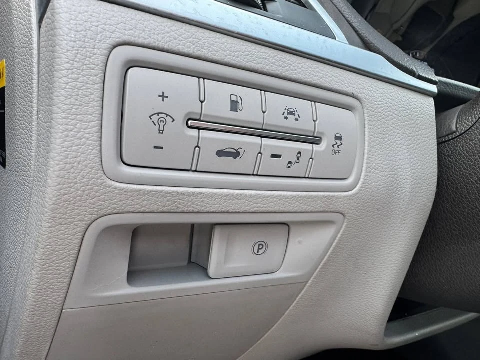 2015 Hyundai Genesis - Image 10 of 13
