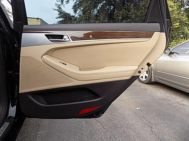 2015 Hyundai Genesis - Image 14 of 17
