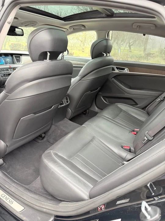 2015 Hyundai Genesis - Image 8 of 13