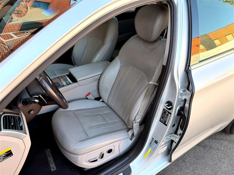 2015 Hyundai Genesis - Image 13 of 19