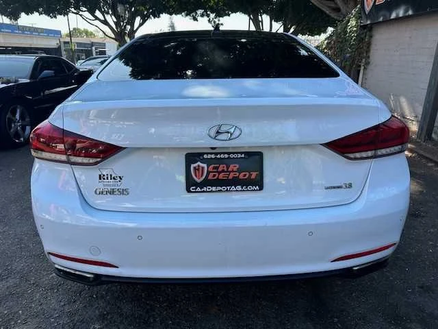 2015 Hyundai Genesis - Image 9 of 18
