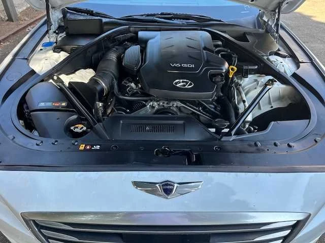2015 Hyundai Genesis - Image 15 of 18