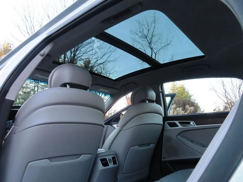 2015 Hyundai Genesis - Image 11 of 20