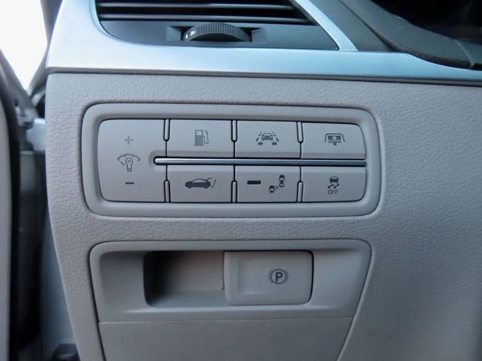 2015 Hyundai Genesis - Image 8 of 20