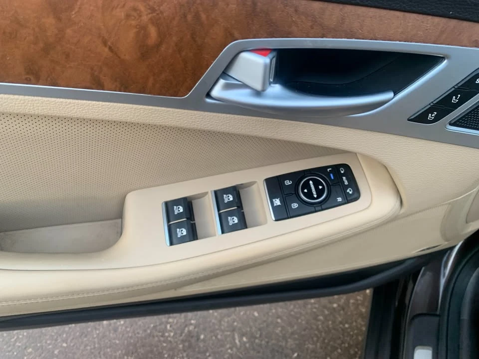 2015 Hyundai Genesis - Image 13 of 20