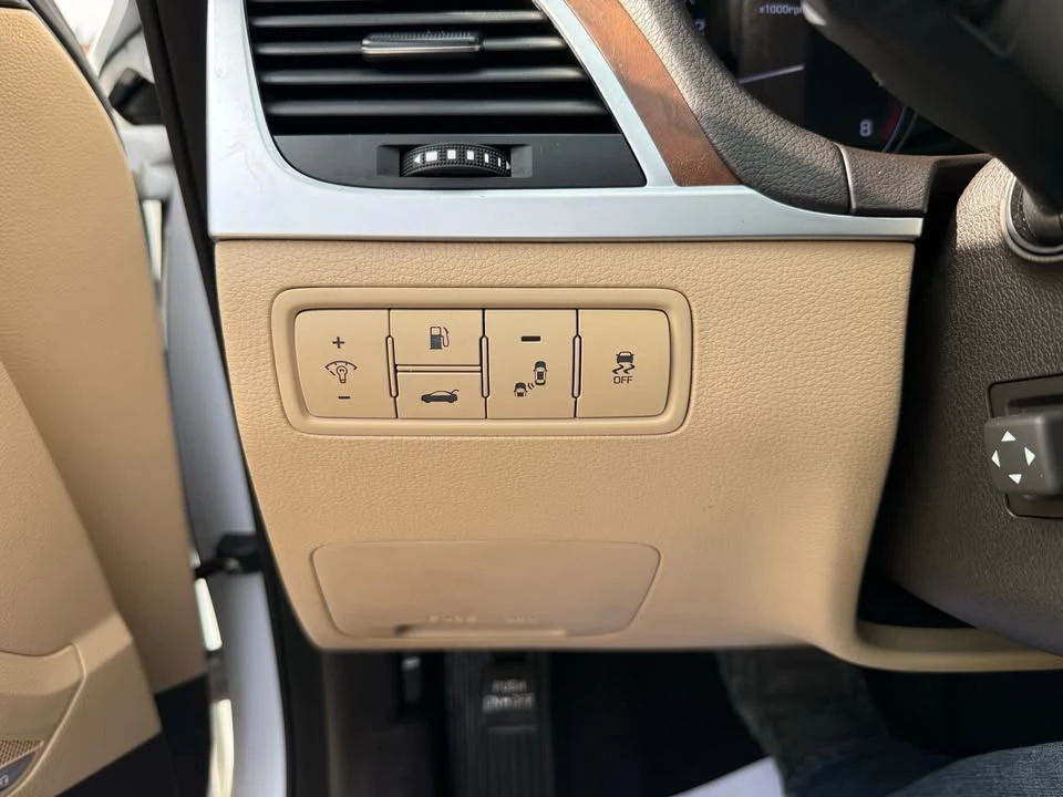2015 Hyundai Genesis - Image 17 of 20