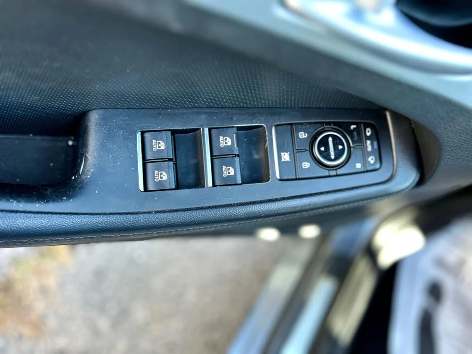 2015 Hyundai Genesis - Image 17 of 20