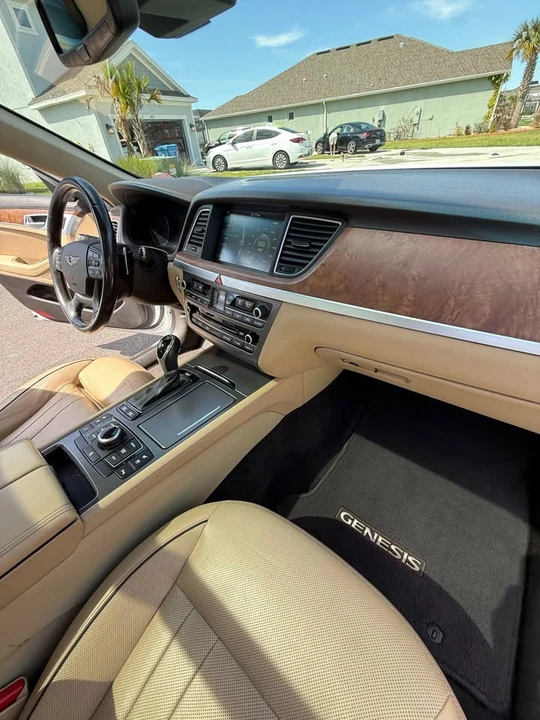 2015 Hyundai Genesis - Image 17 of 20