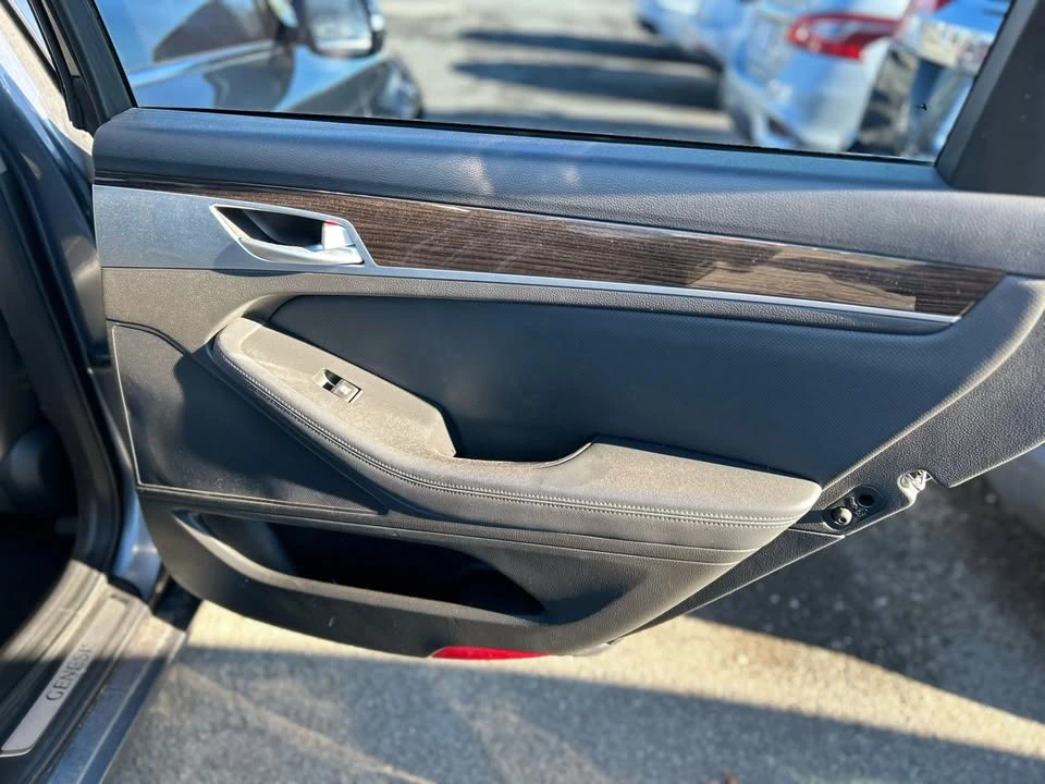 2015 Hyundai Genesis - Image 12 of 20