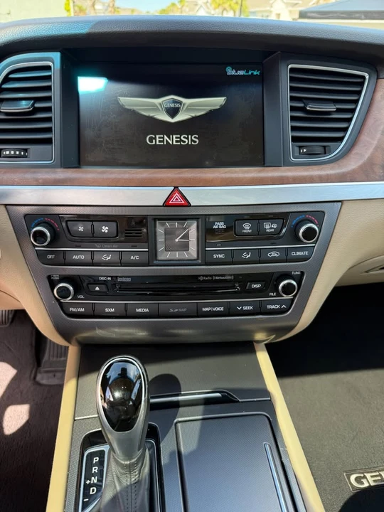 2015 Hyundai Genesis - Image 11 of 20