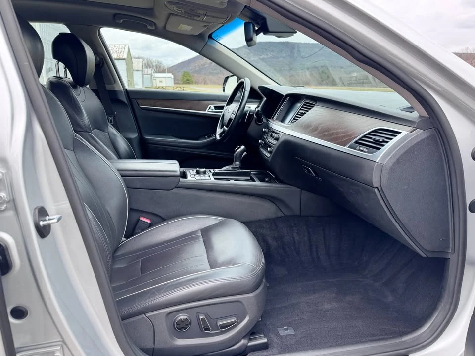 2015 Hyundai Genesis - Image 16 of 17